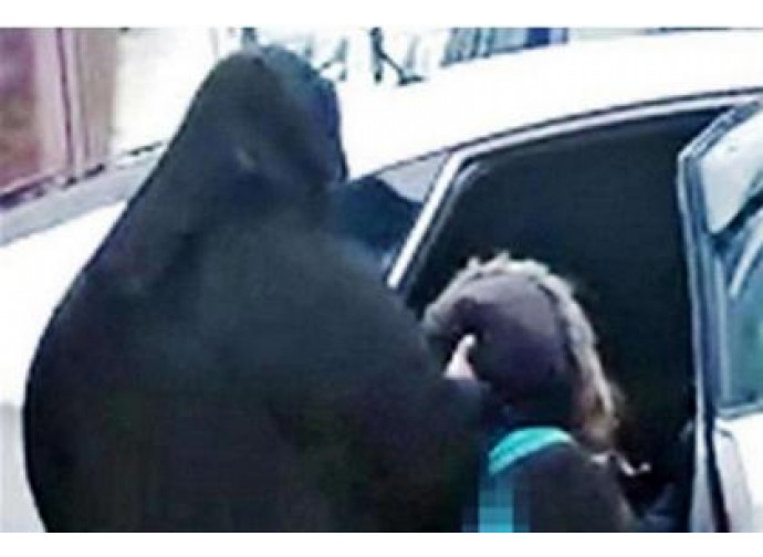 Bambina cristiana e mamma con burka